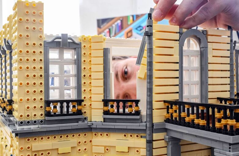 Das Karlsruher Schloss aus Klemmbausteinen