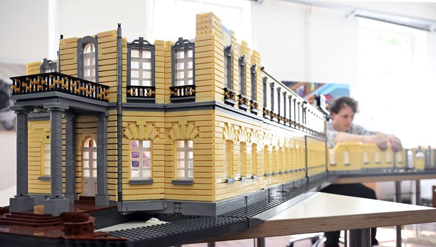 Das Karlsruher Schloss aus Klemmbausteinen