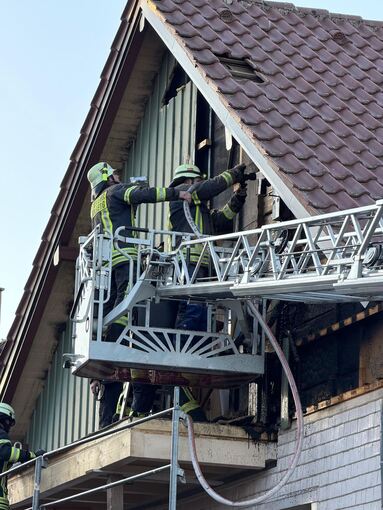 Feuerwehr löscht Fassadenbrand in Schömberg