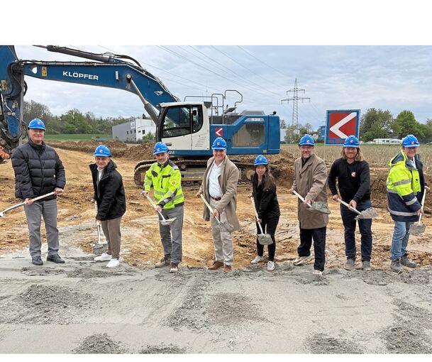 Vertreter der Stadtverwaltung und der Baufirmen beim Spatenstich für die neuen Gewerbeflächen.