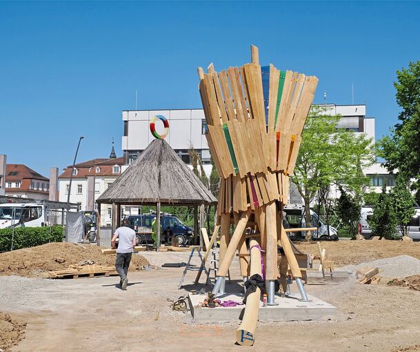 Der neue Spielturm zieht bereits vor der Eröffnung die Blicke auf sich.