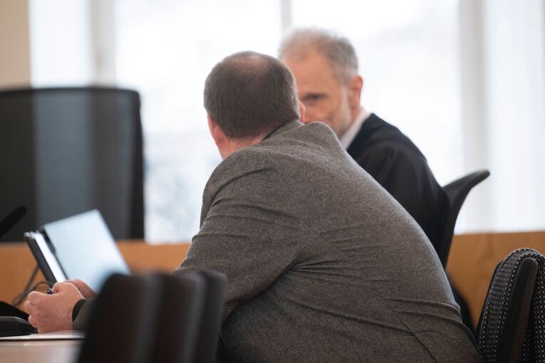 Auftakt im Prozess gegen Autofahrer nach Unfall mit drei Toten