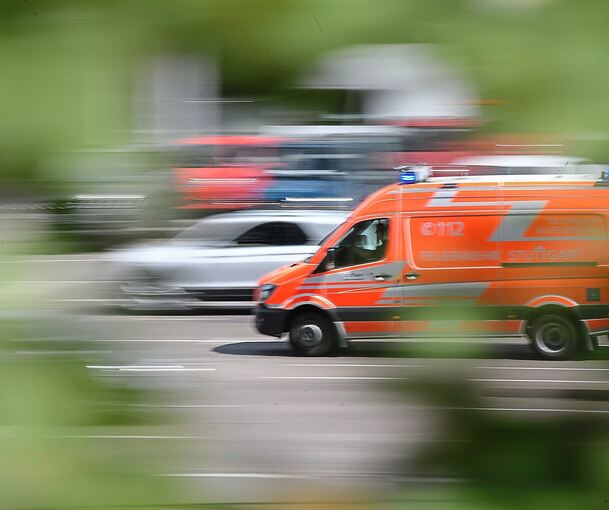 Ein Rettungsdienst hat die 43-Jährige ins Krankenhaus gebracht.