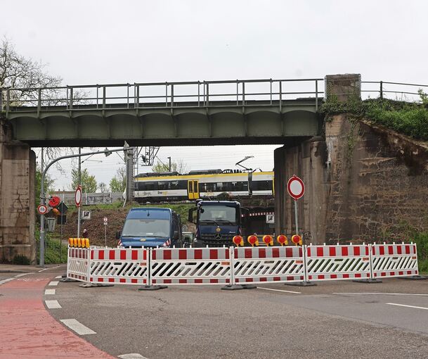 Die Straße unter der Bahnlinie ist mindestens neun Wochen lang gesperrt.