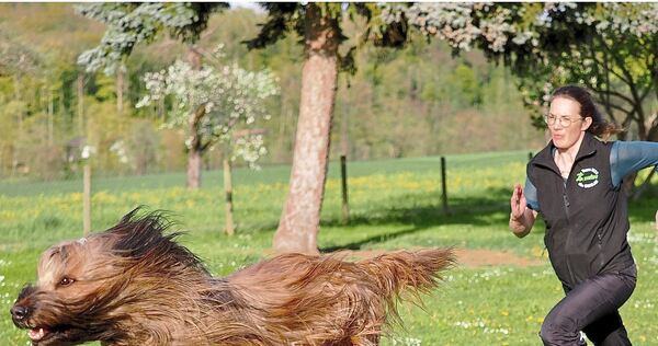 „Man muss Spaß an der Bewegung haben“: LKZ-Autorin Luitgard Schaber und ihre Hündin im Parcours.