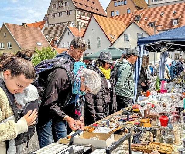 Flohmarktbesucher auf der Suche nach Schnäppchen.