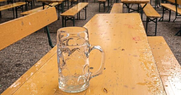 Die Party ist vorbei: Der Kreis und seine Städte und Gemeinden haben massive Finanzprobleme und kürzen Leistungen. Das ist gefährlich für die Demokratie.