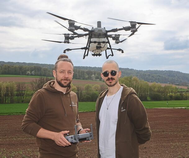 André Geckeler (links) verkauft von Gündelbach aus Drohnen für spezielle Einsatzbereiche in Landwirtschaft, Weinbau und Forst. Rechts: Mitarbeiter Dominic Galander.