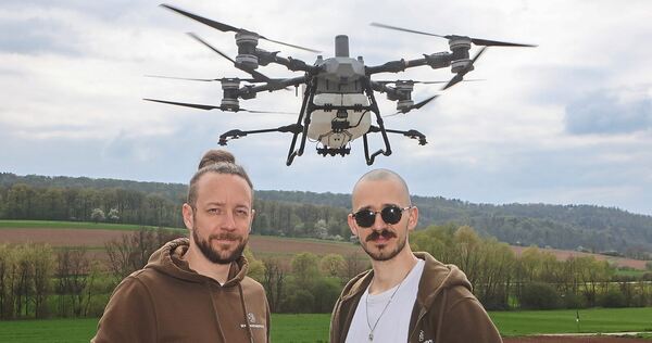 André Geckeler (links) verkauft von Gündelbach aus Drohnen für spezielle Einsatzbereiche in Landwirtschaft, Weinbau und Forst. Rechts: Mitarbeiter Dominic Galander.