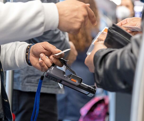 „Den Fahrschein bitte!“ Dumm nur, wenn man diesen zwar auf einer Chipkarte hat, er wegen eines mutmaßlichen Gerätedefekts aber als ungültig erkannt wird.