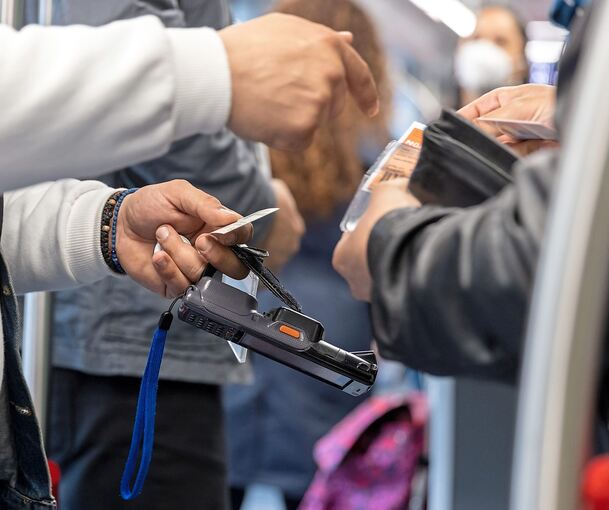 Eine Fahrscheinkontrolle in der S-Bahn war Auslöser der Auseinandersetzung Eine Fahrscheinkontrolle in der S-Bahn war Auslöser der Auseinandersetzung