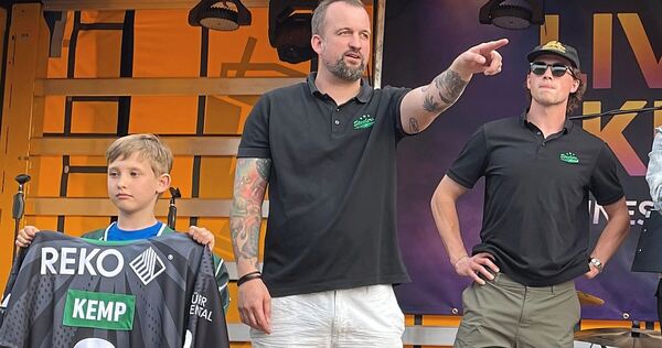 Das Trikot des kanadischen Steelers-Stürmers Brett Kemp (rechts) bringt bei der Versteigerung 750 Euro. Hallensprecher Michael „Fury“ Gärtner betätigt sich als Auktionator.