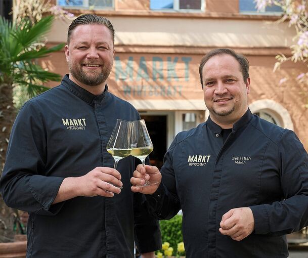 Frank Land (links) und Sebastian Maier empfangen Gäste in der Marktwirtschaft in Besigheim.