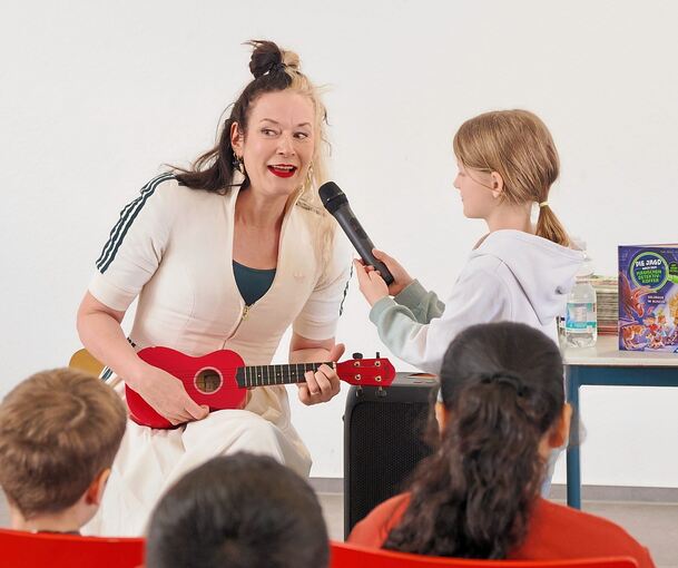 Cally Stronk liest in Freiberg nicht nur aus ihren Detektivbüchern, sondern spielt auch auf der Ukulele und zeichnet.