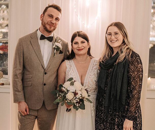 Standesamt-Leiterin Sarah Schützinger (rechts) mit Lea und René Henßler aus Stuttgart. Sie waren 2025 das 650. Paar, das sich in Ludwigsburg das Ja-Wort gab.