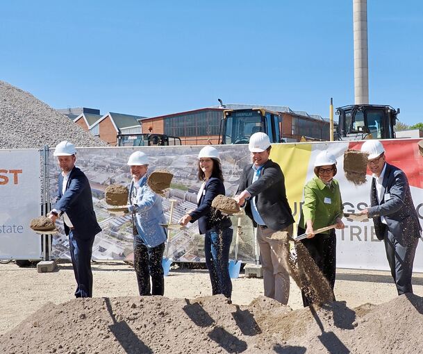 Spatenstich unter strahlend blauem Himmel - und vor einem Schornstein, der bald nicht mehr da sein wird. An den Spaten: (von links) Projektleiter Till Meister, Inbright-Geschäftsführer Johannes Nöldeke, Bürgermeisterin Andrea Schwarz, Oberbürgermeist