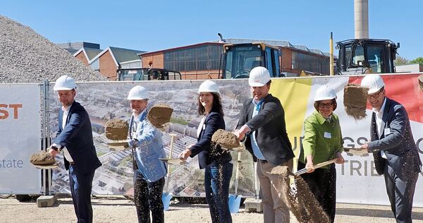 Spatenstich unter strahlend blauem Himmel - und vor einem Schornstein, der bald nicht mehr da sein wird. An den Spaten: (von links) Projektleiter Till Meister, Inbright-Geschäftsführer Johannes Nöldeke, Bürgermeisterin Andrea Schwarz, Oberbürgermeist