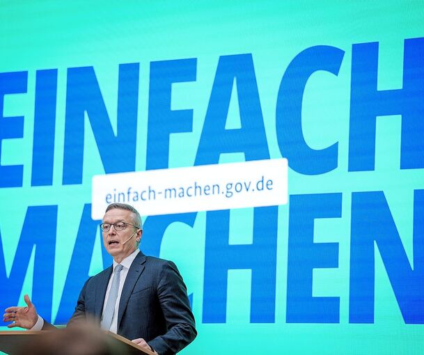 Digitalisierungsminister Karsten Wildberger (CDU) stellt ein Regierungsportal vor, aus dem man bürokratische Hürden melden kann.