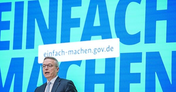 Digitalisierungsminister Karsten Wildberger (CDU) stellt ein Regierungsportal vor, aus dem man bürokratische Hürden melden kann.