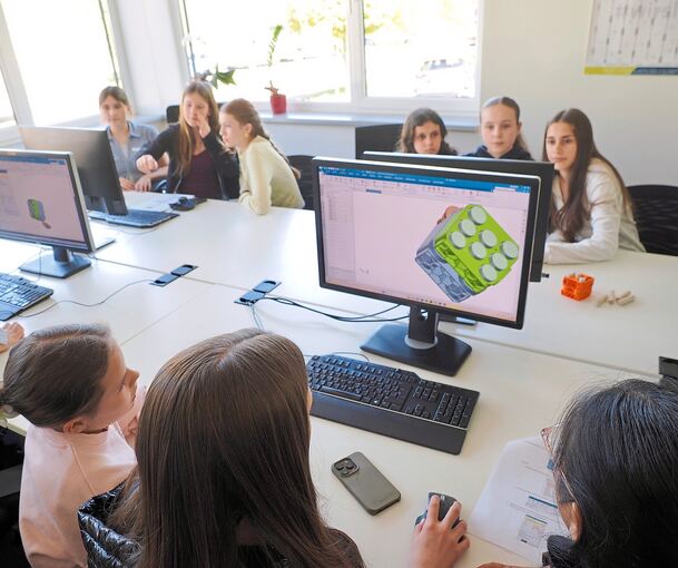 Beim Girls‘ Day finden die Mädchen heraus, was es heißt, die Technik von morgen zu gestalten.