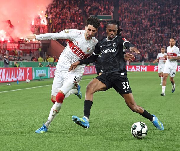 Stuttgart macht Druck auf den Gegner: VfB-Kapitän Atakan Karazor (links) gegen Freiburgs Jordy Makengo.