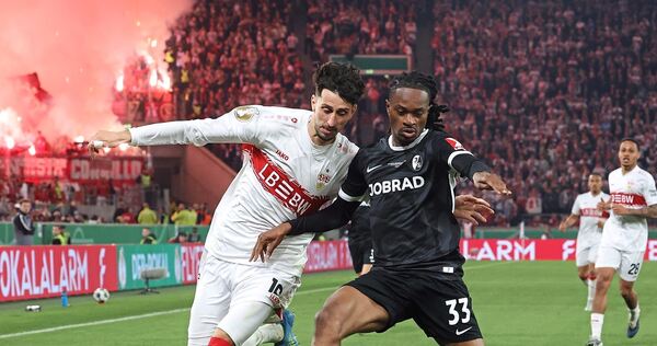 Stuttgart macht Druck auf den Gegner: VfB-Kapitän Atakan Karazor (links) gegen Freiburgs Jordy Makengo.