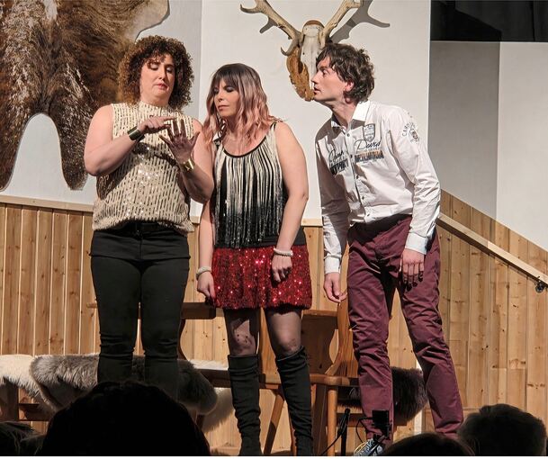 Der Schwank lebt von Tempo und pointierten Dialogen: Hier sind Tina (Simone Teply), Ute (Stefanie Bach) und Richard (Andreas Liebelt) zu sehen.