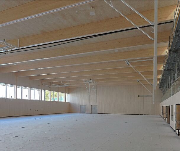 Blick in die neue Halle, die in wenigen Wochen komplett fertig ist.
