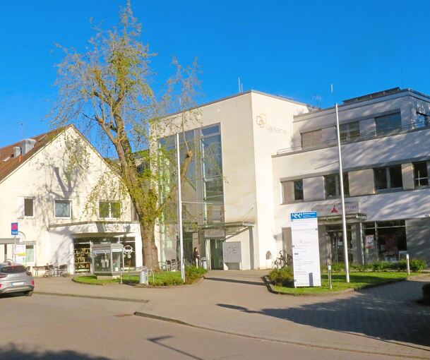 Seit 2007 wird in Vaihingen das Ärztehaus betrieben. Links das ehemalige Krankenhaus.