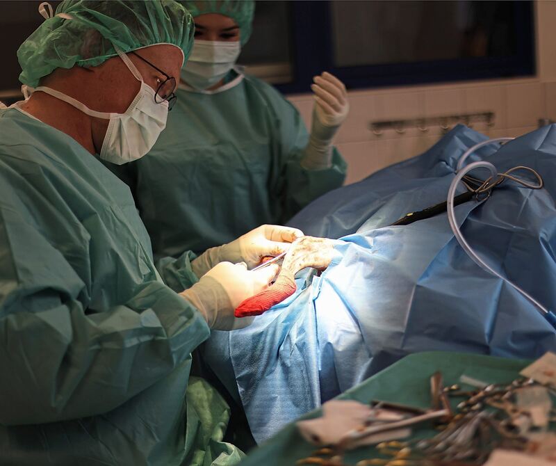 Nach gelungener Operation wird der Verband angelegt.