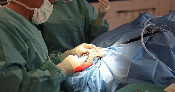 Nach gelungener Operation wird der Verband angelegt.