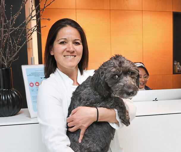 Tierliebe ist in der Tierklinik Oßweil nicht nur Beruf, sondern wird auch gelebt. Die stellvertretende Klinikleiterin Claudia Bach bringt ihre Hündin Yuna mit ins Büro.