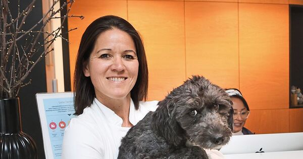 Tierliebe ist in der Tierklinik Oßweil nicht nur Beruf, sondern wird auch gelebt. Die stellvertretende Klinikleiterin Claudia Bach bringt ihre Hündin Yuna mit ins Büro.