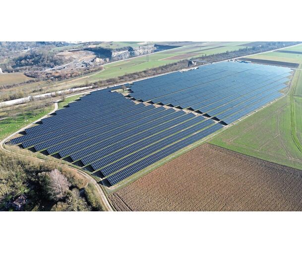Der neue Solarpark an der Schnellbahntrasse in Markgröningen soll bis Anfang Mai ans Netz gehen. Mit einer Gesamtleistung von 8,5 Megawatt ist er die erste große Freiflächen-PV-Anlage im Landkreis.