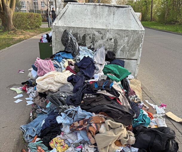 Da, wo früher die Altkleidercontainer standen, türmen sich die Kleider. Hier ein Beispiel aus Kornwestheim.