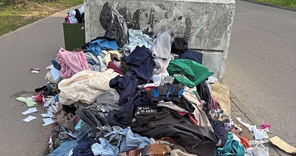 Da, wo früher die Altkleidercontainer standen, türmen sich die Kleider. Hier ein Beispiel aus Kornwestheim.