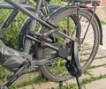 Mit dem Sattel eines anderen Fahrrads hat der Dieb versucht, das Schloss des E-Bikes aufzubrechen.