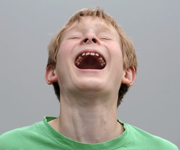 In Remseck soll mehr gelacht werden. Fünf Mädchen wollen mit dem Schriftzug „Lach mal“ dazu anregen.