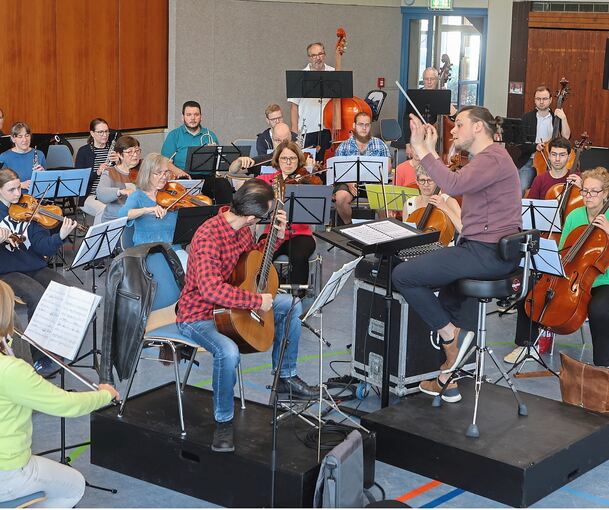 „Wir hatten von Anfang an eine tolle Verbindung“: Alexander Schirmer dirigiert die Probe des Strohgäu-Sinfonieorchesters.