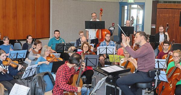 „Wir hatten von Anfang an eine tolle Verbindung“: Alexander Schirmer dirigiert die Probe des Strohgäu-Sinfonieorchesters.