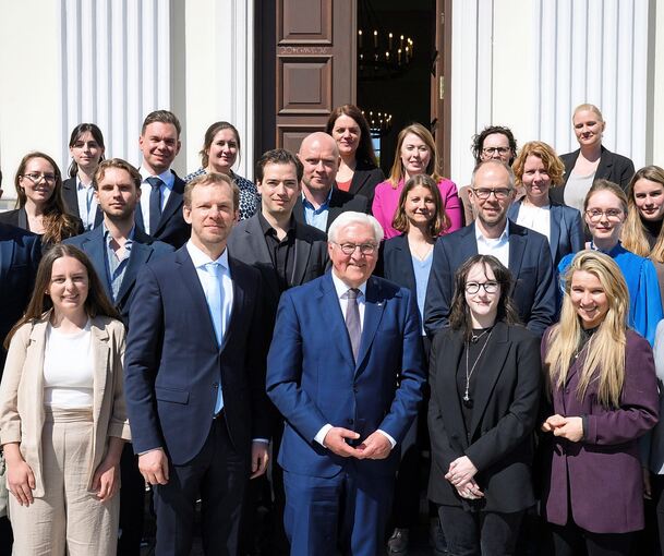 Bundespräsident Frank-Walter Steinmeier (M) steht nach einem Gespräch mit rund 20 Journalistinnen und Journalisten von Lokalzeitungen anlässlich des Tages des Lokaljournalismus für ein Gruppenbild vor dem Schloss Bellevue.