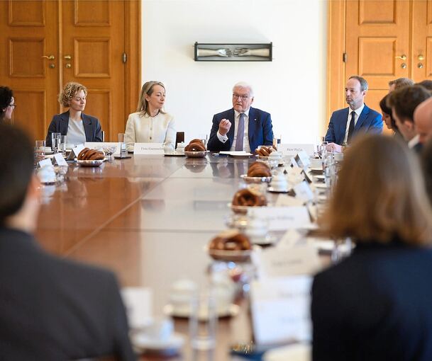 Bundespräsident Frank-Walter Steinmeier äußert sich bei einem Gespräch mit rund 20 Journalistinnen und Journalisten von Lokalzeitungen anlässlich des Tages des Lokaljournalismus (5. Mai) im Schloss Bellevue.