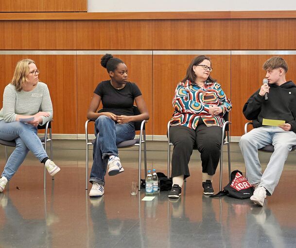 Vera Schapitz, Jugendgemeinderätin Joy Oktafor, Erste Bürgermeisterin Renate Schmitz und Schüler Justus diskutieren über Ludwigsburger Kommunalpolitik.