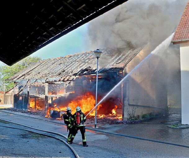Als die Feuerwehr eintrifft, steht die Scheune bereits voll in Flammen.