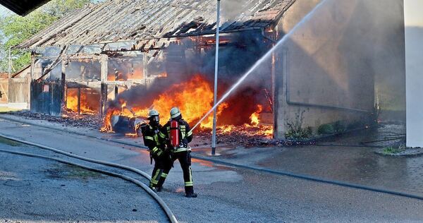 Als die Feuerwehr eintrifft, steht die Scheune bereits voll in Flammen.