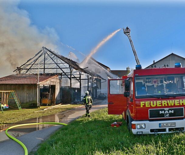 Die Feuerwehr ist mit vielen Einsatzkräften vor Ort.