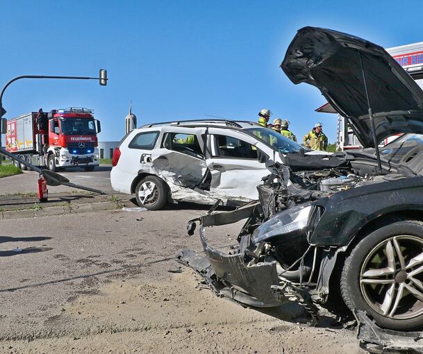 Beide Autos sind schwer beschädigt.