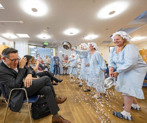 Fröhlich geht es bei einem Sketch der Mitarbeiterinnen des Kleeblatt-Heims zu.