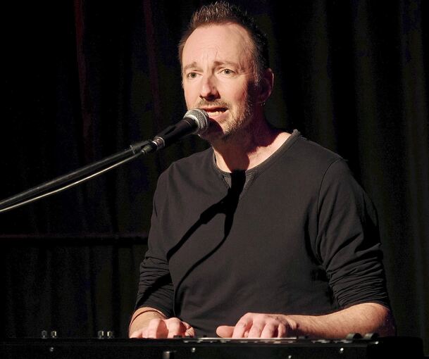 Christian Langer fragt unter melancholischen Hammondorgel-Anklängen, warum der Mensch sich in Liebesdingen oft einen unerreichbaren Traumpartner ausguckt.