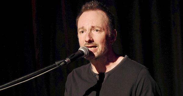 Langer's songs about zeitgeist, neurodermatitis, and Brie cake